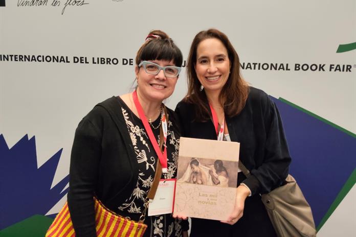 Las mil y una novias: libro que refleja el origen del vestido blanco, anillos y lazo Las mil y una novias: libro que refleja el origen del vestido blanco, anillos y lazo