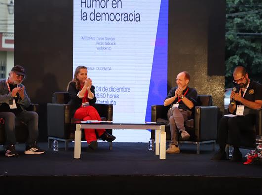Discuten sobre risa, política y límites en la FIL 2025