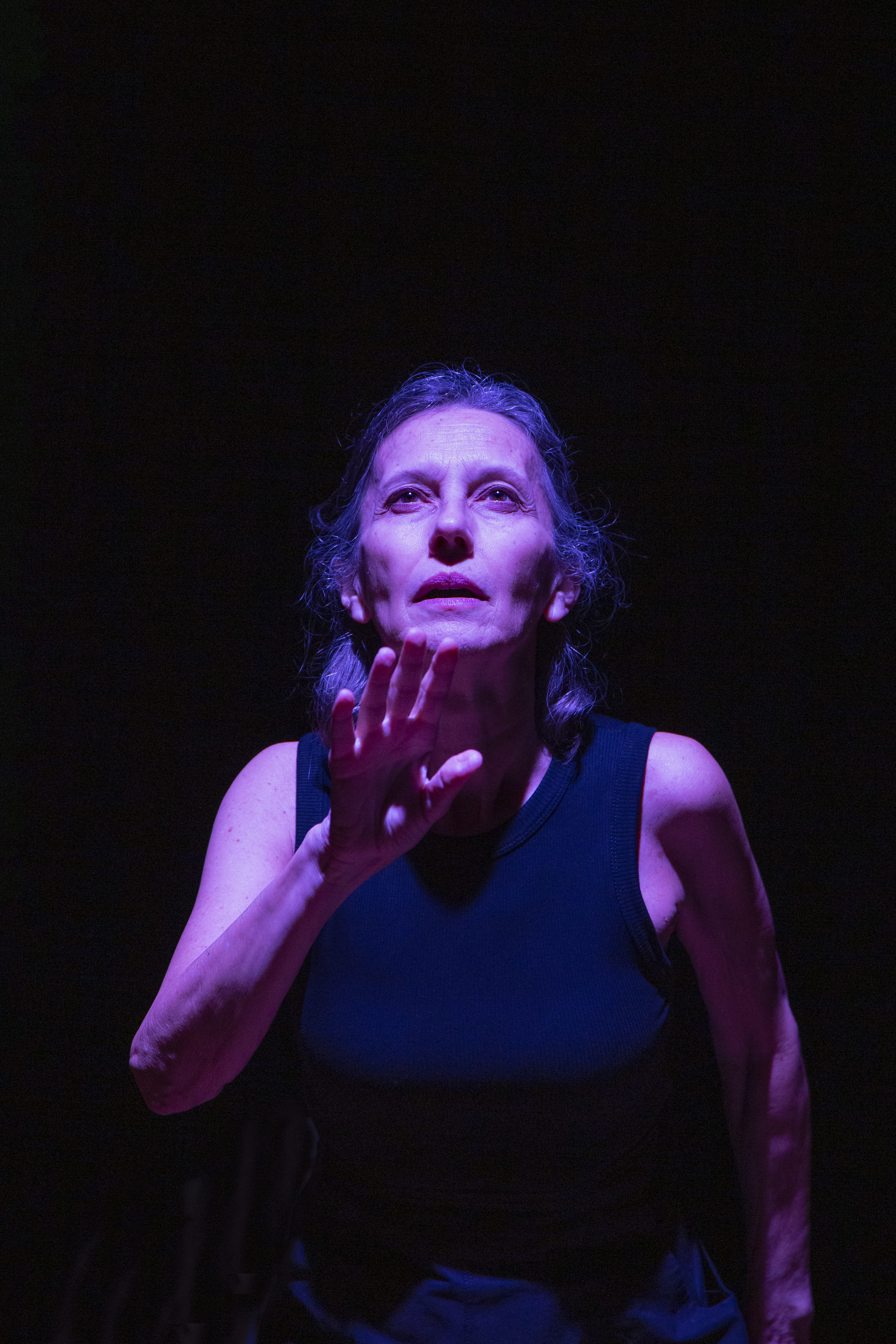 La adaptación de Isla partida cierra la FIL entre voces fragmentadas y un viaje interior