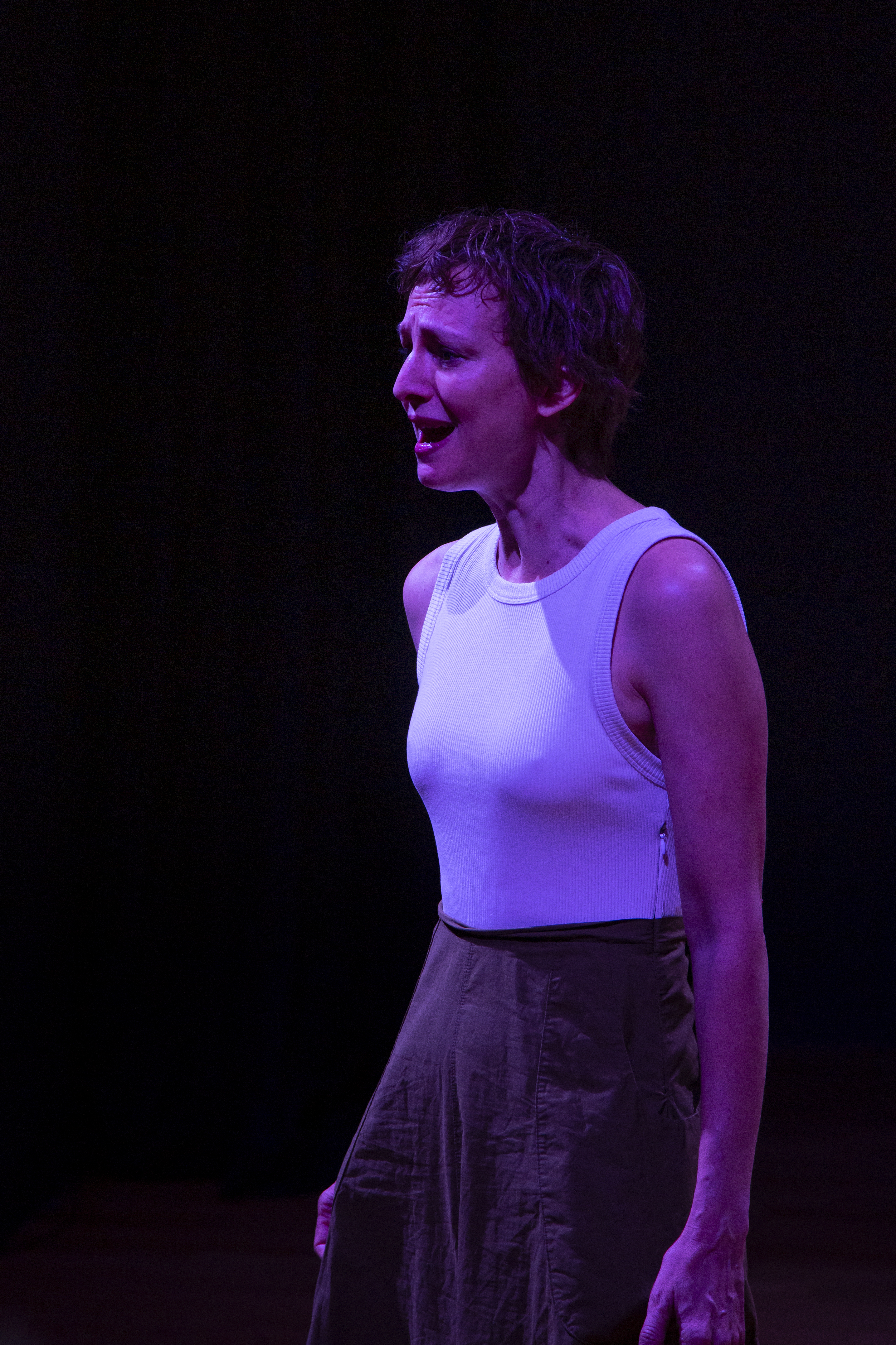 La adaptación de Isla partida cierra la FIL entre voces fragmentadas y un viaje interior