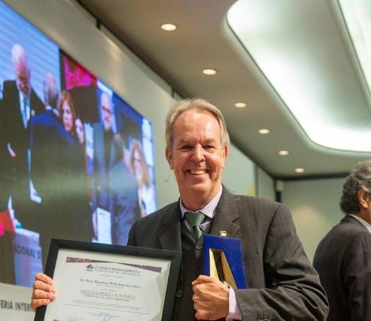 Dr. Peter Gerritsen recibe la Presea al Mérito Académico Enrique Díaz de León por su trayectoria en investigación