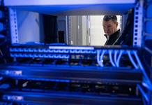 Un recorrido por el interior de los centros de datos. Un recorrido por el interior de los centros de datos.