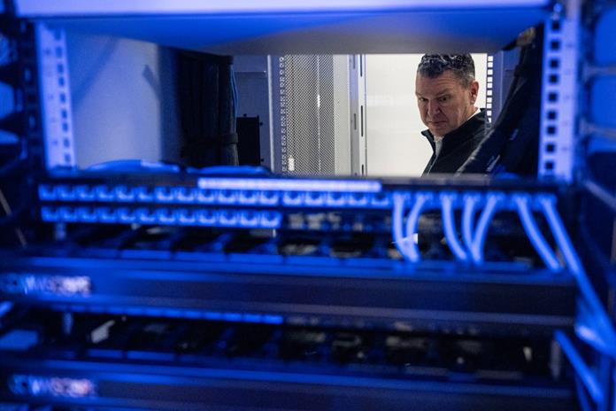 Un recorrido por el interior de los centros de datos. Un recorrido por el interior de los centros de datos.