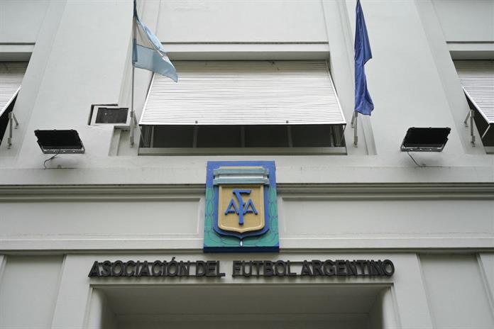 La justicia argentina allana la AFA y clubes de fútbol en una investigación por lavado La justicia argentina allana la AFA y clubes de fútbol en una investigación por lavado