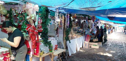 Tradición y turismo llenan la Pila Seca: el tianguis navideño vive su mejor temporada