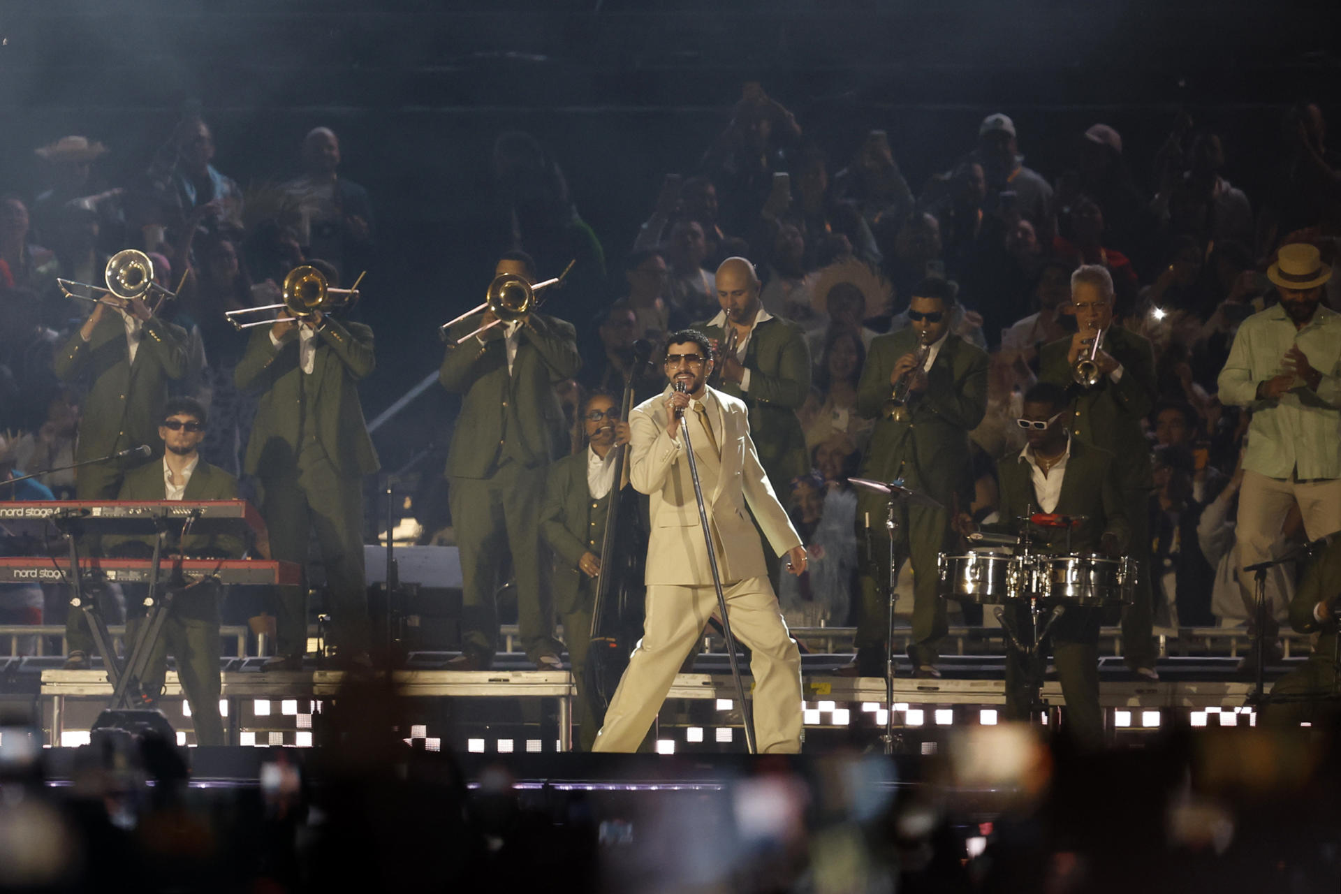 Bad Bunny cierra primer concierto en México con la vara alta y pone a perrear a miles
