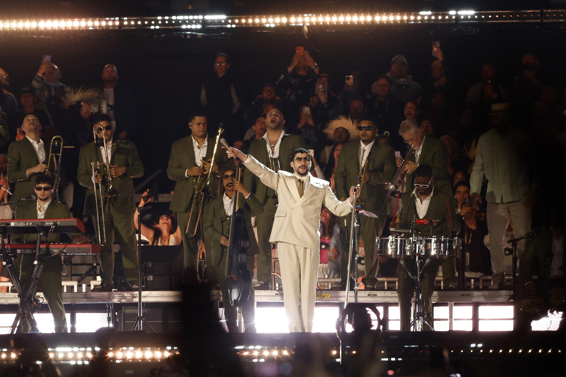 Bad Bunny cierra primer concierto en México con la vara alta y pone a perrear a miles