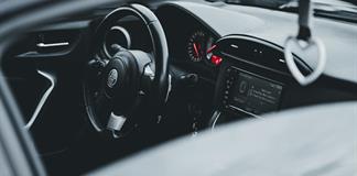 Gobernador presiona a SCIT: largas filas y taxis caros en el aeropuerto impulsan servicio pirata