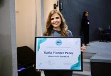 Por su vínculo entre la UdeG y sociedad, Karla Planter recibe galardón Alma de Sociedad