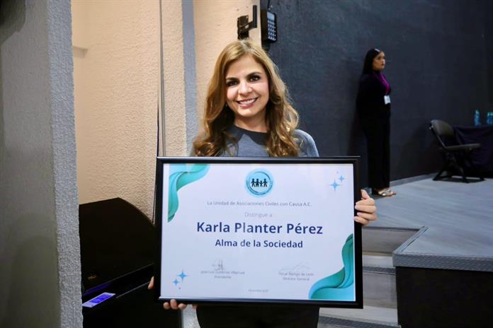 Por su vínculo entre la UdeG y sociedad, Karla Planter recibe galardón Alma de Sociedad