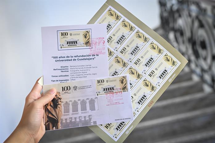 La UdeG tiene su estampilla postal por los 100 años de la refundación