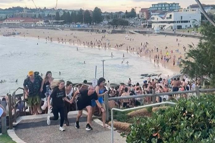 Dos hombres mataron a 11 personas durante una fiesta judicial en una playa de Australia Dos hombres mataron a 11 personas durante una fiesta judicial en una playa de Australia