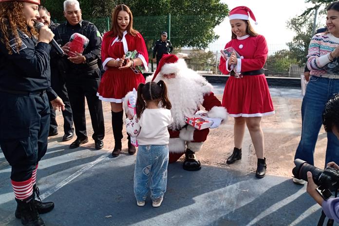 La Operación Regalo de la Policía de Zapopan entregó casi mil juguetes en Villa de Guadalupe La Operación Regalo de la Policía de Zapopan entregó casi mil juguetes en Villa de Guadalupe
