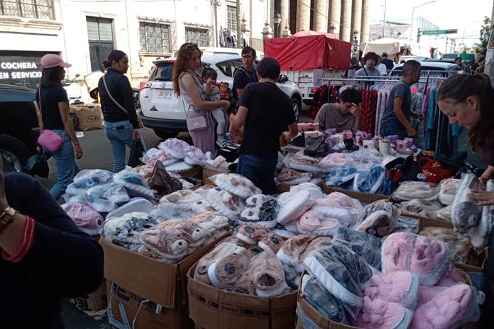 La zona comercial de Obregón está saturada y no hay presencia de policías ni agentes viales La zona comercial de Obregón está saturada y no hay presencia de policías ni agentes viales