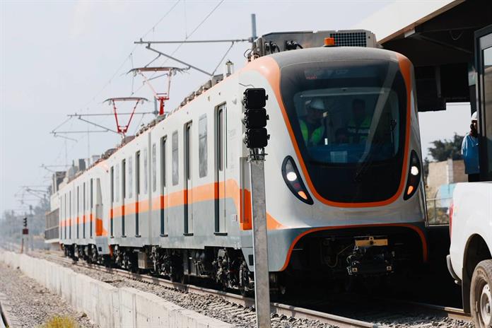 Fuerzan apertura de la Línea 4 y ponen en riesgo a peatones Fuerzan apertura de la Línea 4 y ponen en riesgo a peatones