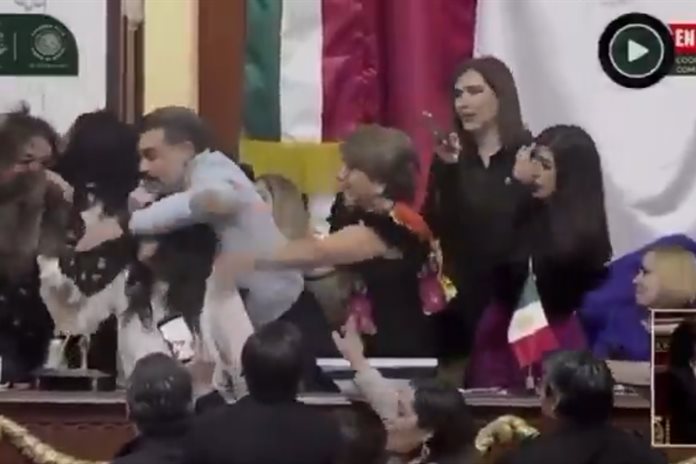 Diputadas se pelean a golpes y jalones de pelo en parlamento de Ciudad de México Diputadas se pelean a golpes y jalones de pelo en parlamento de Ciudad de México