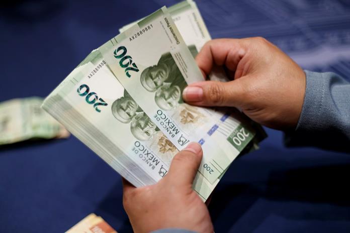 El peso marca su mejor nivel del año frente al dólar y rompe barrera de las 18 unidades El peso marca su mejor nivel del año frente al dólar y rompe barrera de las 18 unidades