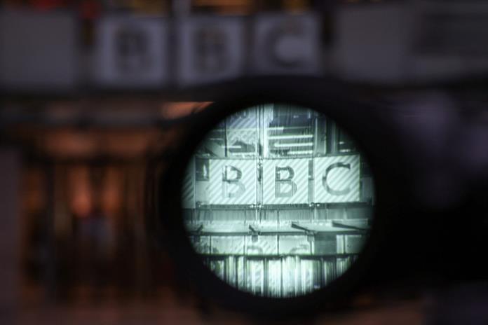 Trump demanda a la BBC por 10.000 millones de dólares y la cadena responde que se defenderá Trump demanda a la BBC por 10.000 millones de dólares y la cadena responde que se defenderá