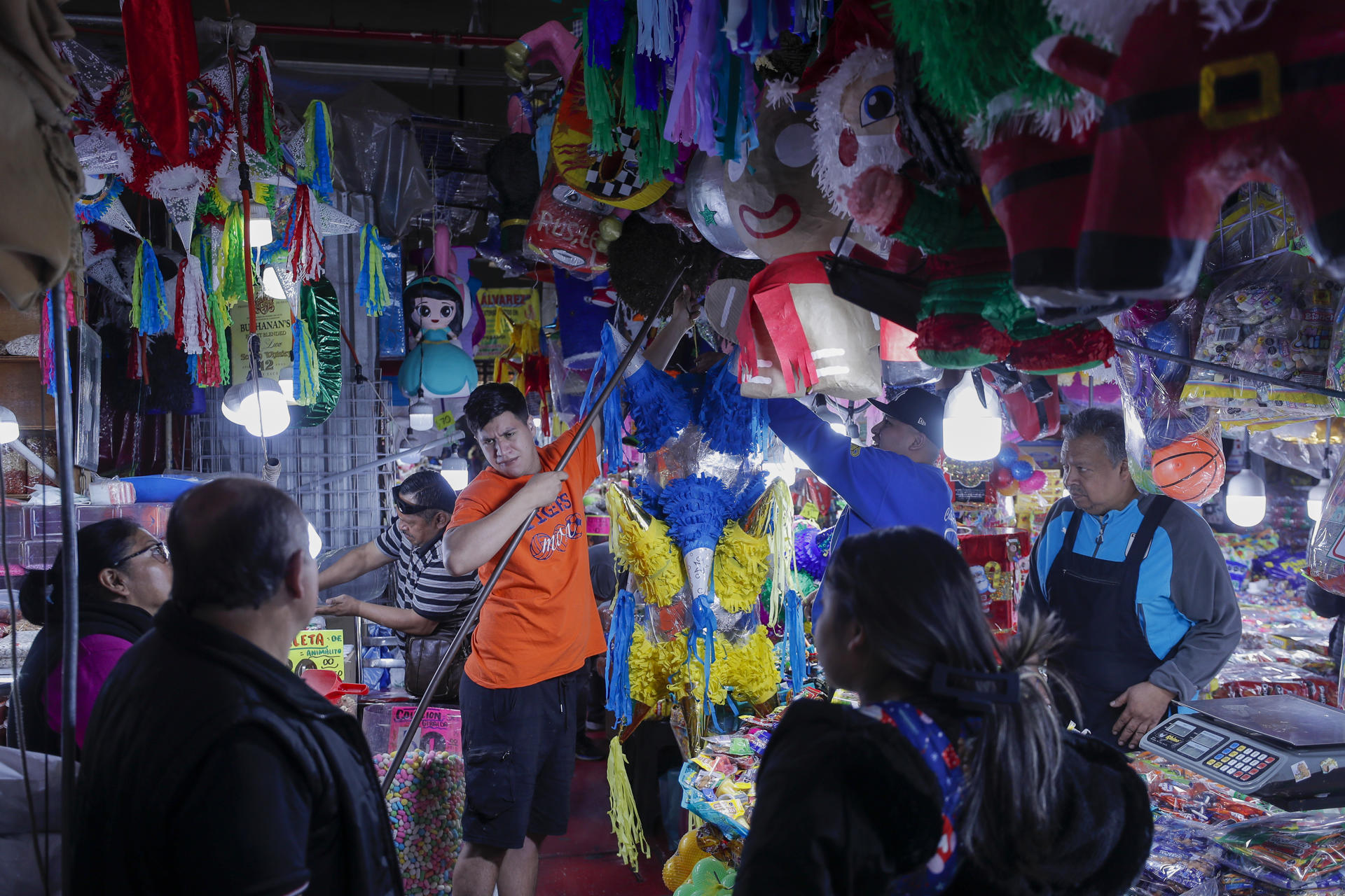 El alza de precios golpea al centenario arte de las piñatas navideñas en México