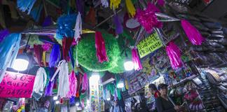El alza de precios golpea al centenario arte de las piñatas navideñas en México