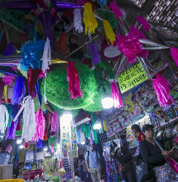 El alza de precios golpea al centenario arte de las pi&ntilde;atas navide&ntilde;as en M&eacute;xico