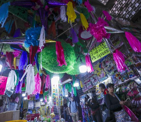 El alza de precios golpea al centenario arte de las pi&ntilde;atas navide&ntilde;as en M&eacute;xico