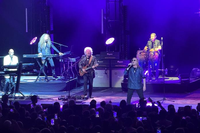 Toto convierte el Auditorio Telmex en una despedida cargada de nostalgia Toto convierte el Auditorio Telmex en una despedida cargada de nostalgia