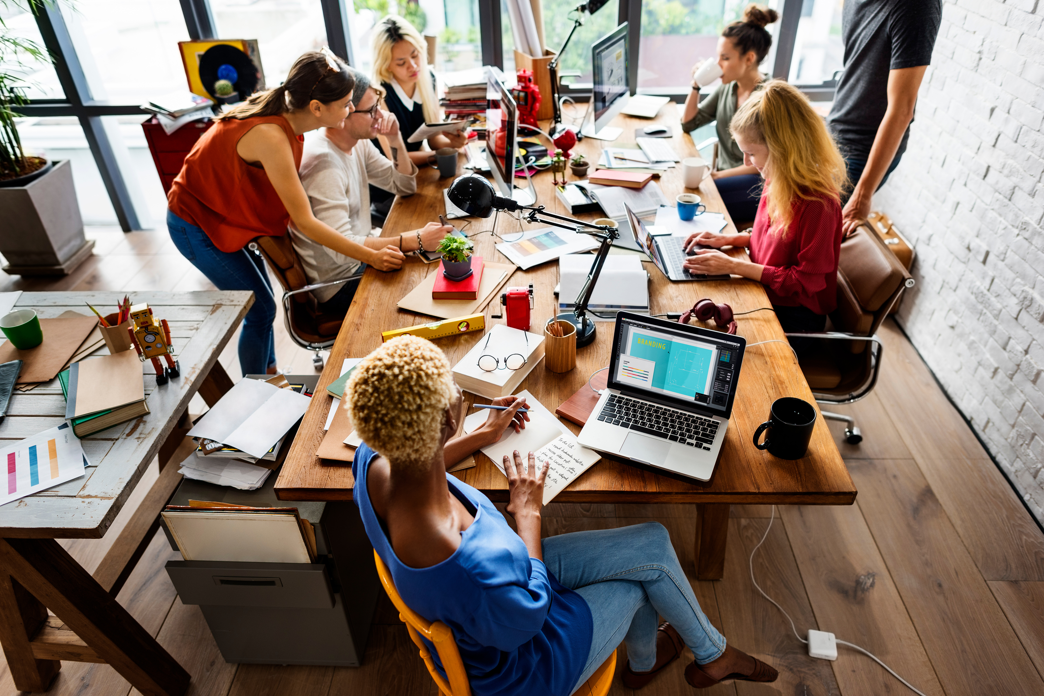 Minimalismo profesional: la filosofía de la generación Z