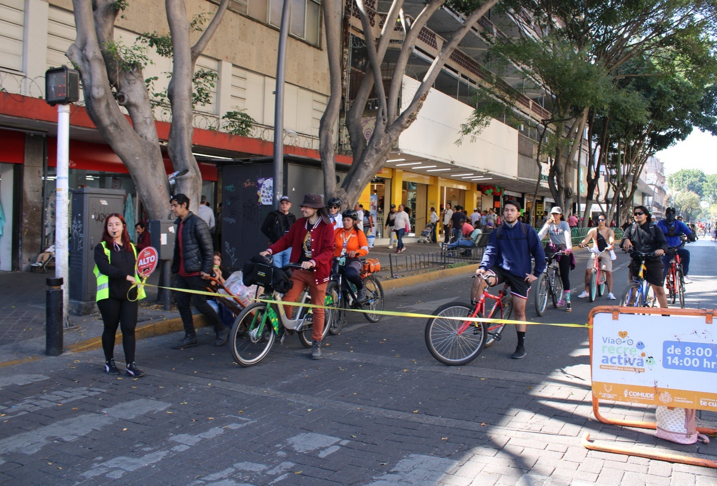 Entre frío matutino y ambiente navideño, tapatíos aprovechan la Vía RecreActiva en familia