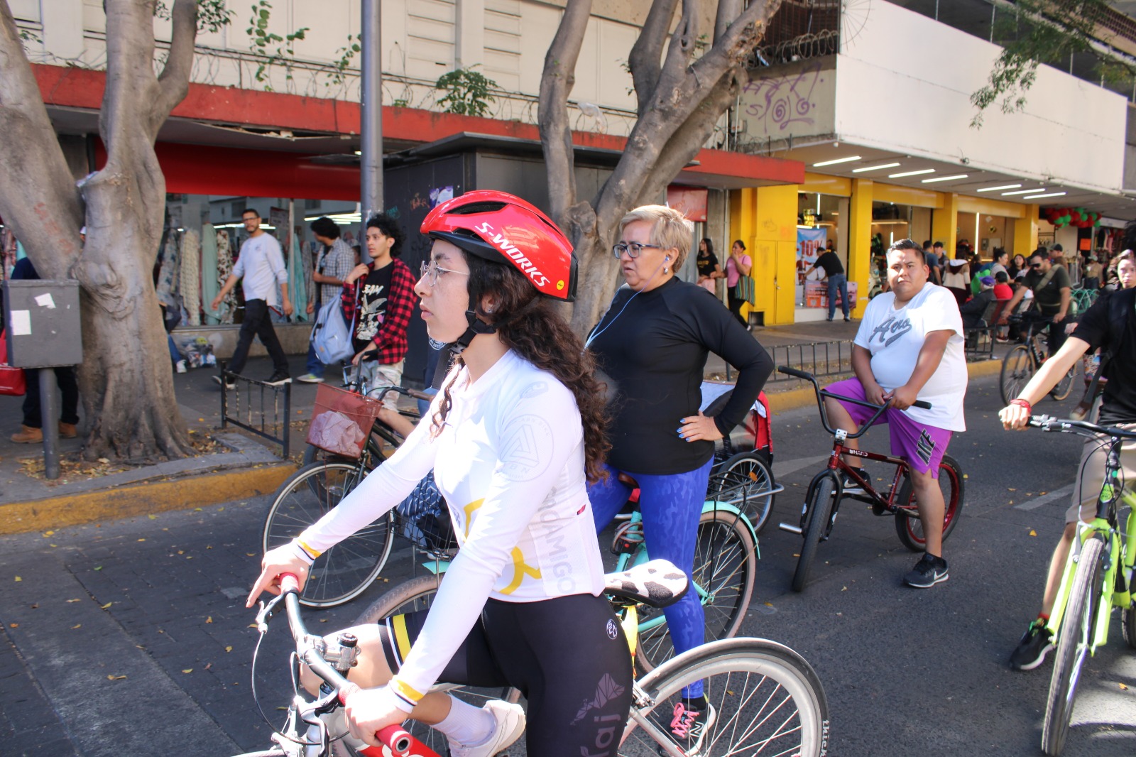 Entre frío matutino y ambiente navideño, tapatíos aprovechan la Vía RecreActiva en familia