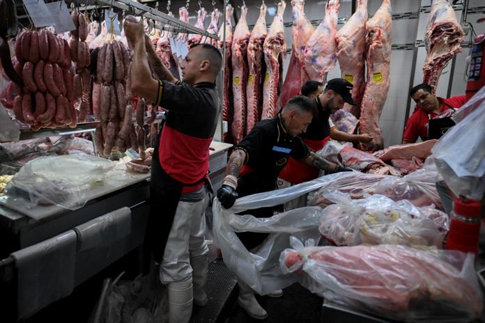 Consumo de carne vacuna en Argentina cae a mínimos por menor poder de compra en hogares Consumo de carne vacuna en Argentina cae a mínimos por menor poder de compra en hogares