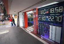 Las remesas hacia M&eacute;xico bajar&aacute;n un 5 % en 2025 por las agresivas pol&iacute;ticas de Trump