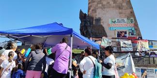 Ni&ntilde;as y ni&ntilde;os de familias buscadoras reciben juguetes