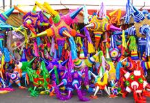 Dulces sueltos y frituras, los más populares en la tradicional venta de piñatas en el Mercado de Abastos