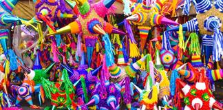 Dulces sueltos y frituras, los m&aacute;s populares en la tradicional venta de pi&ntilde;atas en el Mercado de Abastos