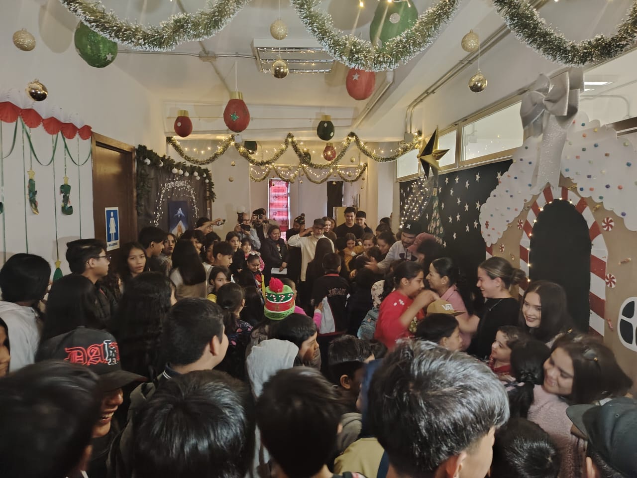 “Ayudantes de Santa” llevan regalos a niñas y niños de MAMA AC