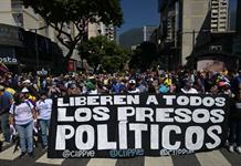 Venezuela excarcela 99 detenidos tras protestas por reelecci&oacute;n de Maduro