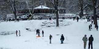 Gran parte de EEUU despide 2025 en medio de una potente tormenta de nieve y lluvia helada