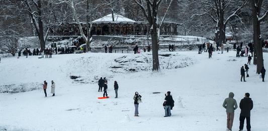 Gran parte de EEUU despide 2025 en medio de una potente tormenta de nieve y lluvia helada