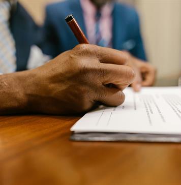 Cuatro empresas sancionadas por falsear informaci&oacute;n en contratos de agua y software