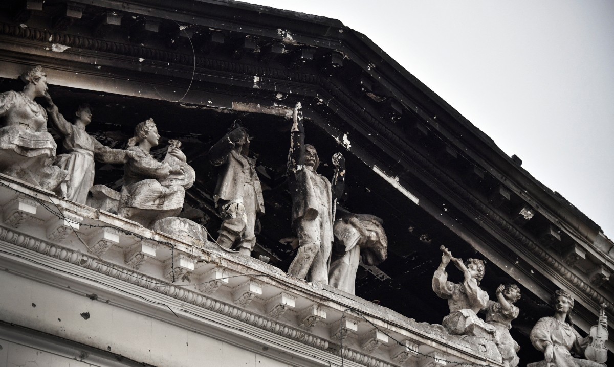 El teatro de Mariúpol, devastado por bombardeos, reabre sus puertas en Ucrania ocupada