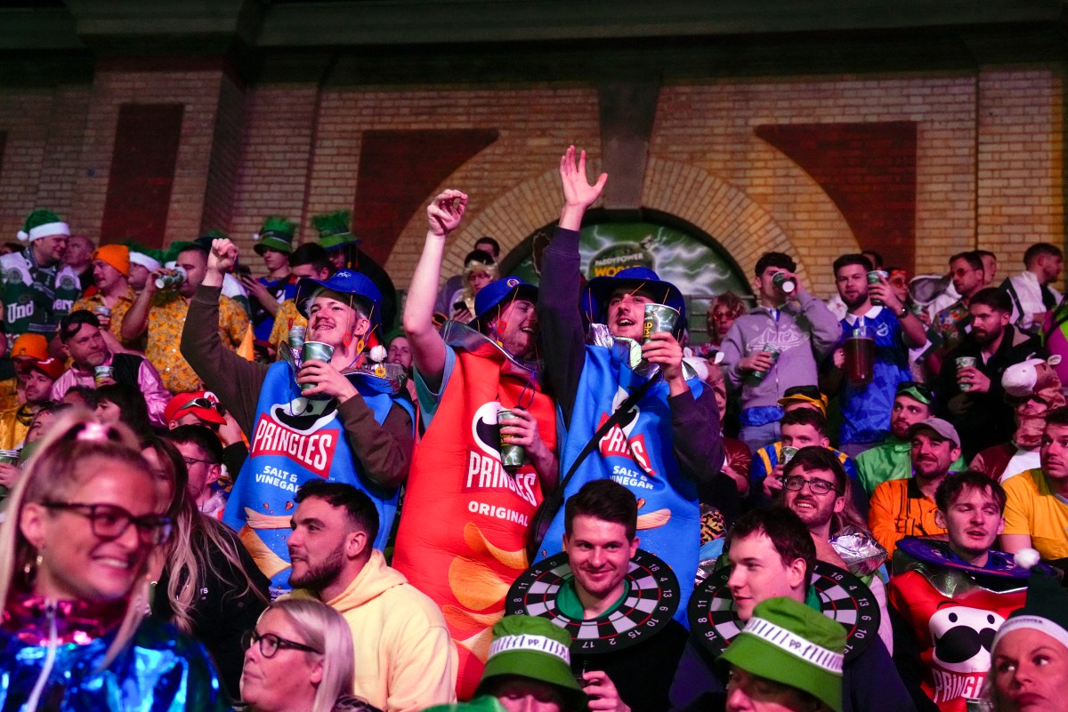 Un espíritu de carnaval impregna el Mundial de dardos en Londres