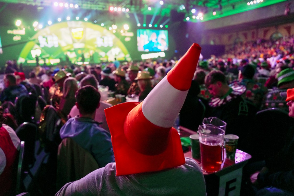 Un espíritu de carnaval impregna el Mundial de dardos en Londres