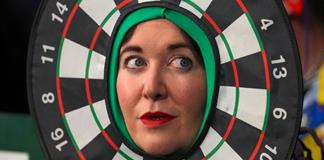 Un esp&iacute;ritu de carnaval impregna el Mundial de dardos en Londres