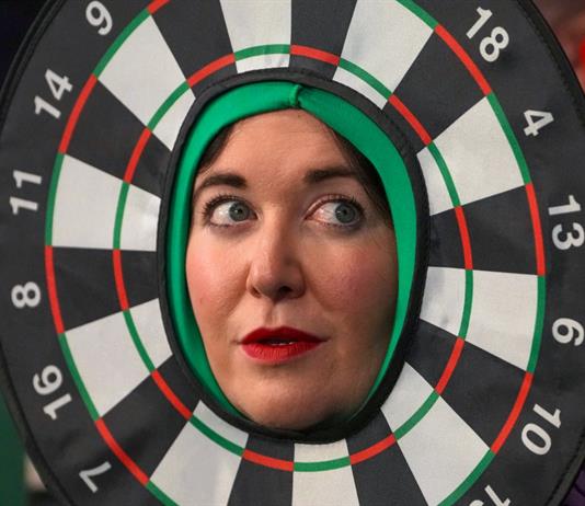 Un esp&iacute;ritu de carnaval impregna el Mundial de dardos en Londres