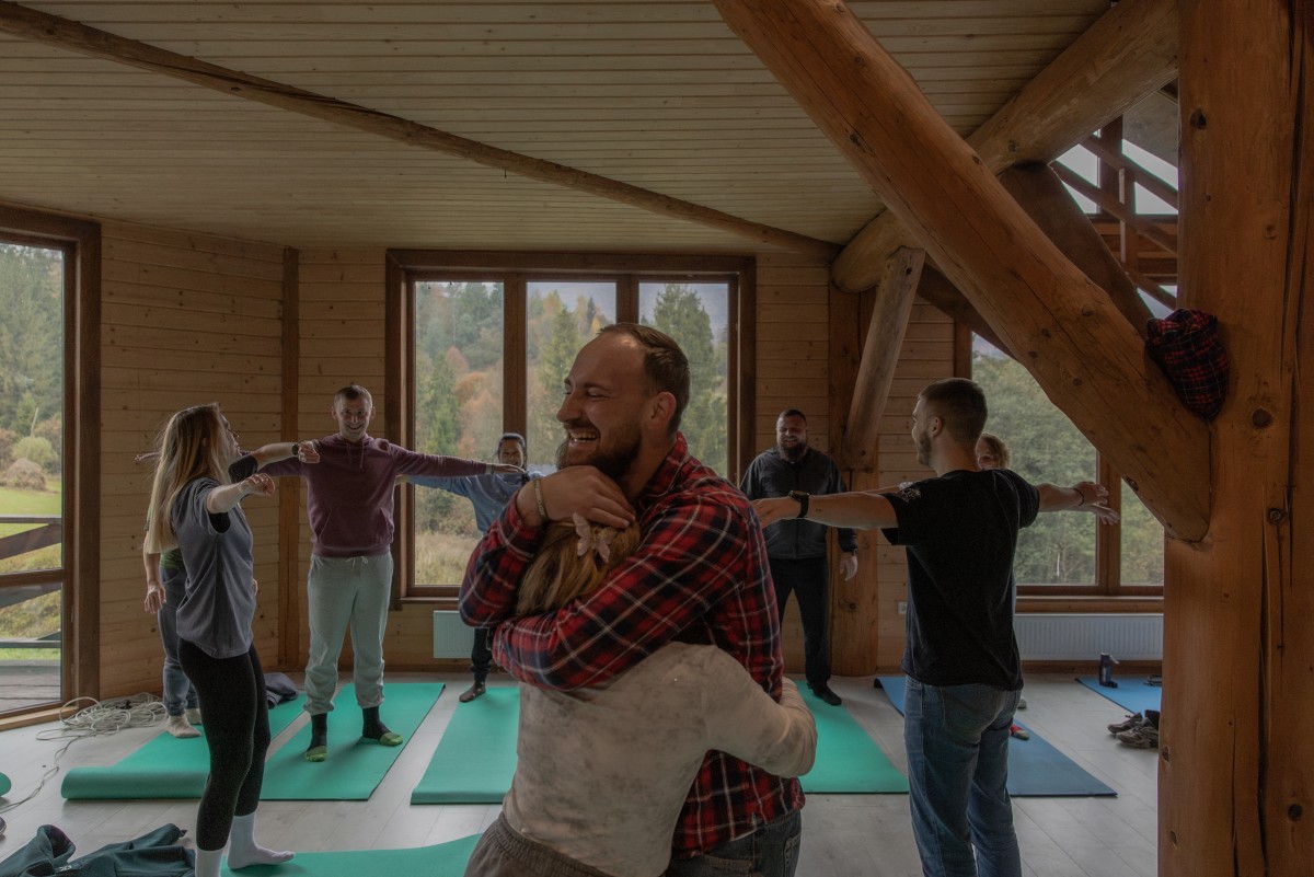 Personal médico ucraniano intenta superar el trauma en un retiro de montaña