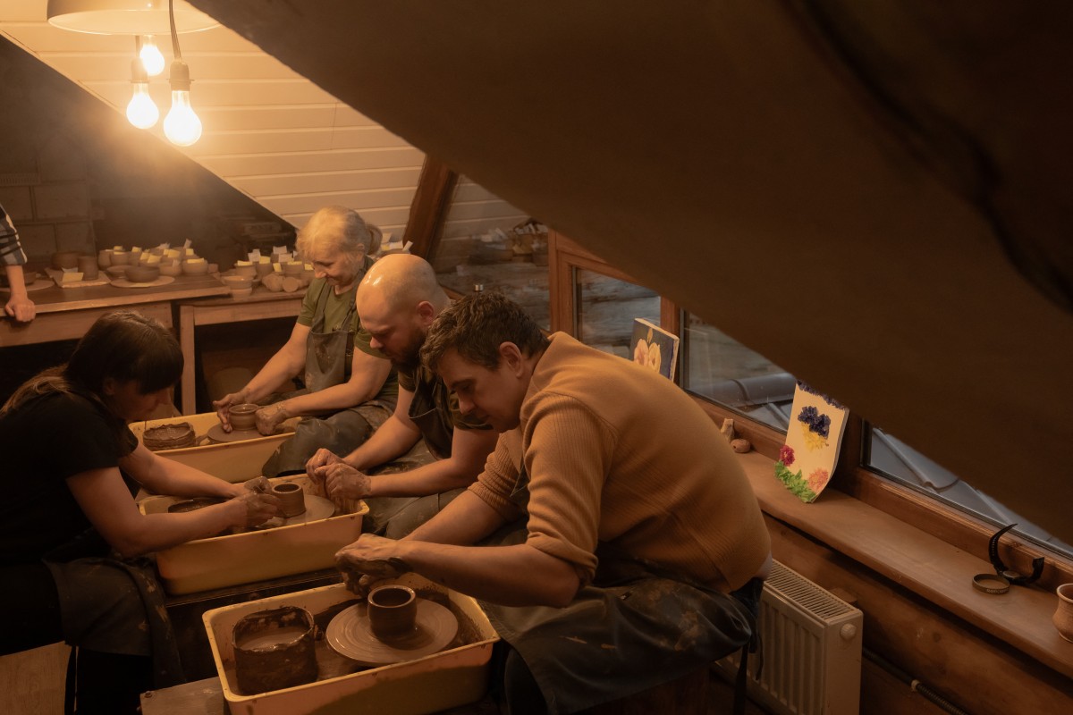 Personal médico ucraniano intenta superar el trauma en un retiro de montaña