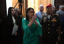 Presidenta interina de Venezuela jura ante el Parlamento entre promesas de rescate a Maduro Presidenta interina de Venezuela jura ante el Parlamento entre promesas de rescate a Maduro