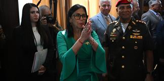 Presidenta interina de Venezuela jura ante el Parlamento entre promesas de rescate a Maduro