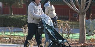 Jóvenes en China optan por no tener hijos pese a políticas pronatalidad